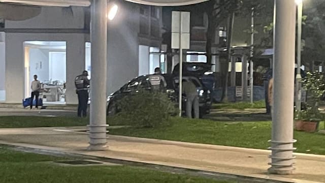 女子腿卡汽车轮胎和挡泥板之间 幸获民防人员解救脱困