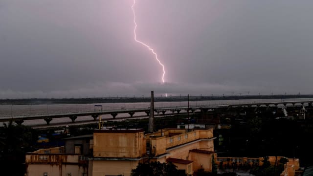 印度东部地区遭暴风雨侵袭 至少33人被闪电击中后死亡
