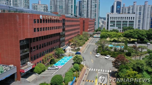 韩国小三学生 在课堂上将女老师打到胸骨骨折