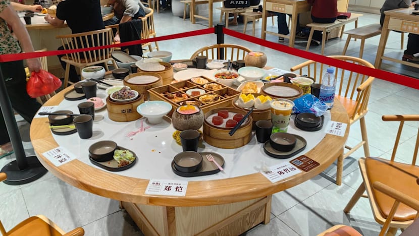 Restaurant Slammed For Keeping & Displaying Celebs’ Leftovers For Photo Ops