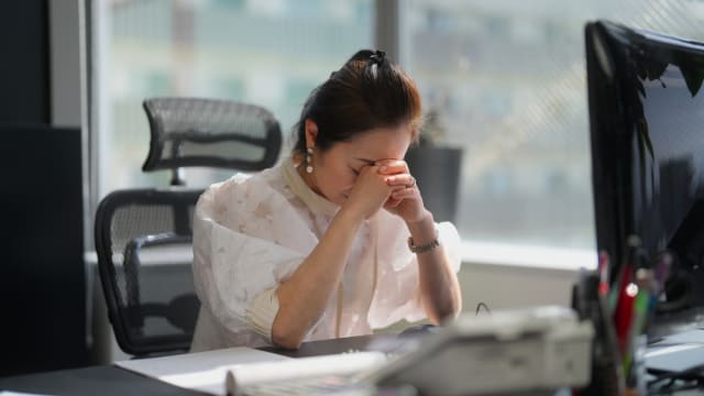 长期加班劳累 中国90后女子患上“美女病”