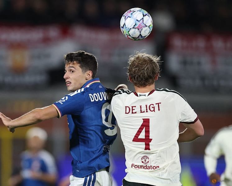 Paz dazzles as Como thrash Manchester United 4-1