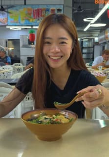 We sent Chen Ning to Yi Xin Yong Tau Foo at Woodlands Close to take on the stall’s challenge — finish a bowl of YTF in 90 secs and get a $48 ang pow! Can she do it?! 🫣 #8days #yixinyongtaufu #ytf #woodlands #localfood #sgfoodie #sgfood #handmade #90secchallenge #tomyum #laksa 