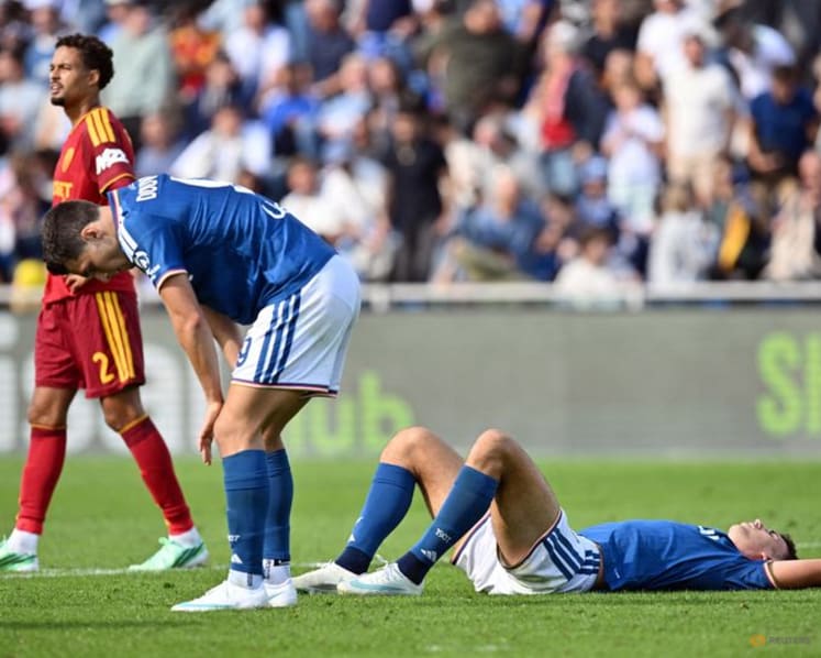 Lazio keep pace at the top, 10-man Roma earn draw at Como, Milan held by Sassuolo