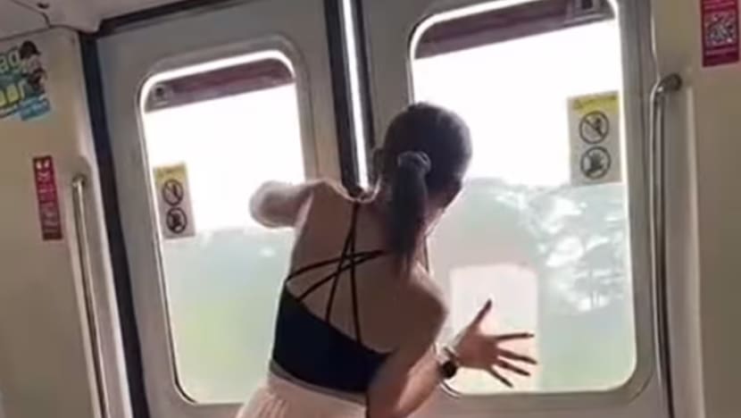Lelaki dalam video tular cuba buka pintu MRT didakwa ganggu ketenteraman awam Lelaki dalam video tular cuba buka pintu MRT didakwa ganggu ketenteraman awam