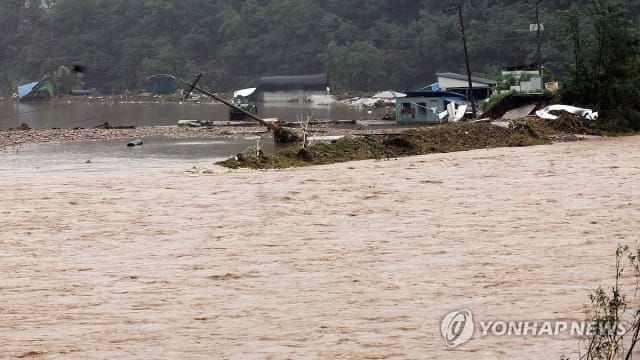韩国部分地区遭暴雨袭击 降雨强度创历史新高