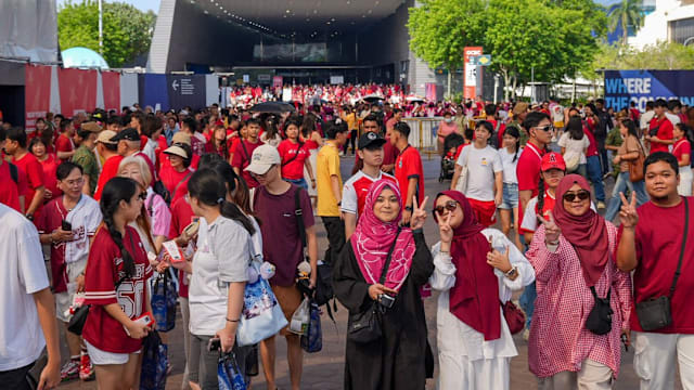 【重温直播】国庆庆典观众准备入场 场外活动相当热闹