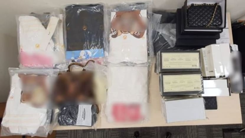 2 wanita & 1 lelaki diberkas jual barangan tiruan online lebih S$18,000
