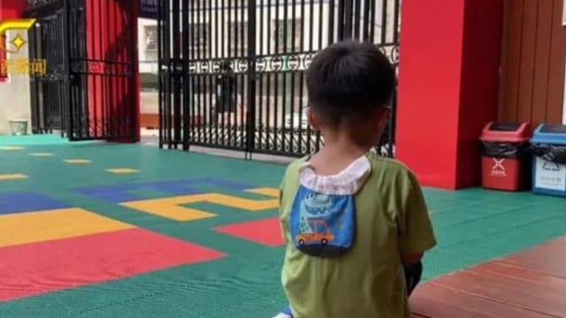 被父亲发现非亲生 中国五岁男童遭遗弃幼儿园