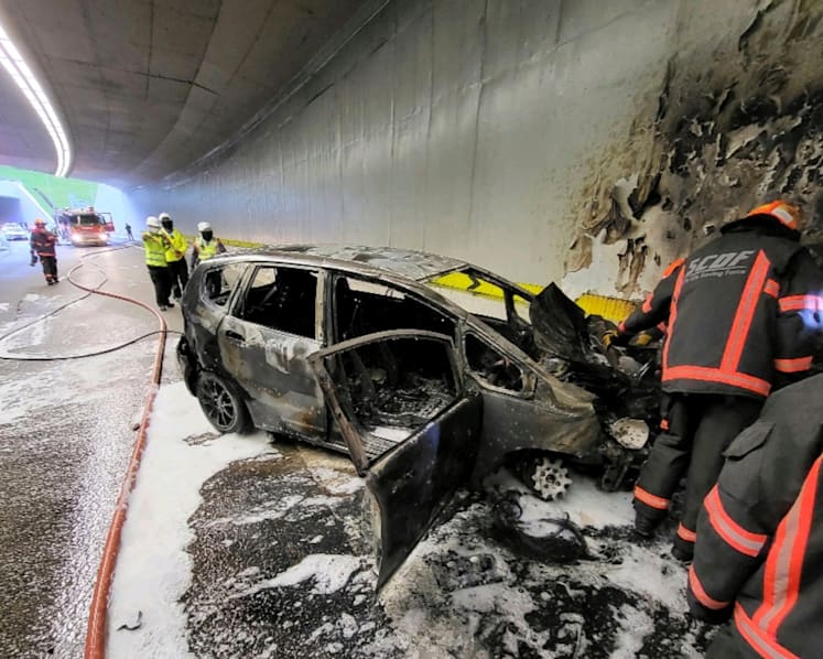 Driver rescued by 2 people before crashed car burst into flames in underpass along SLE