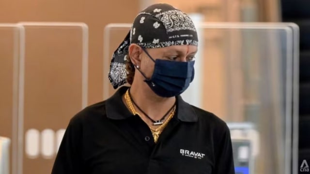男子在环境局人员面前吞下少年抽的香烟 因妨碍执法被罚1000元