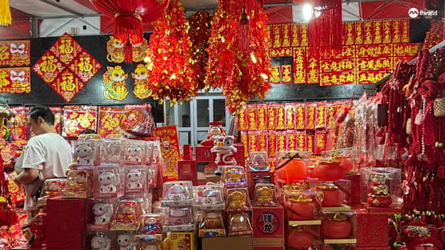 【图集】牛车水新春亮灯 年货市场热闹非凡