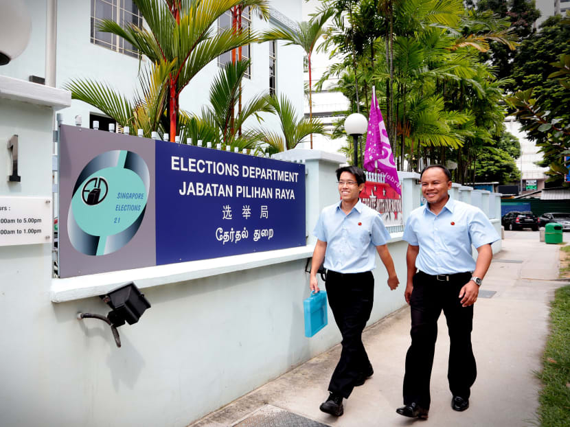 Potential candidates arrive at the Elections Department
