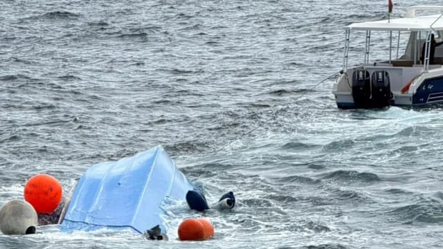 阿曼观光船倾覆 载27人酿三死两伤