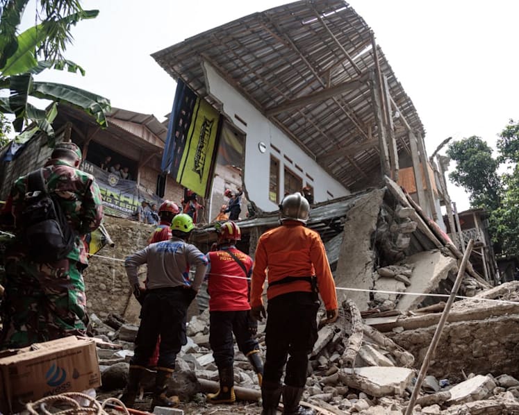 Indonesia building collapse kills 3, injures dozens