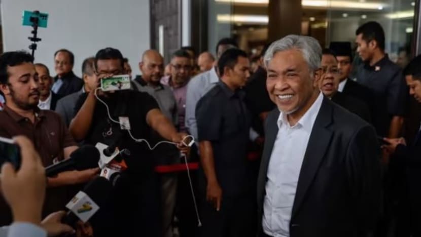 Ratusan sertai himpunan Selamatkan Malaysia selepas tuduhan rasuah terhadap Ahmad Zahid digugurkan