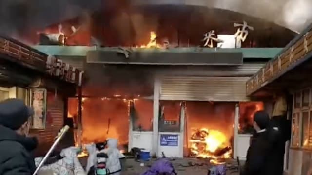 河北张家口菜市场大火 致8死15伤 