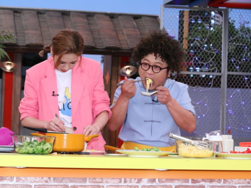 Lin Yu-Chih and Amber An show cooking skills in the press conference of "Master Chef's scientific kung fu"