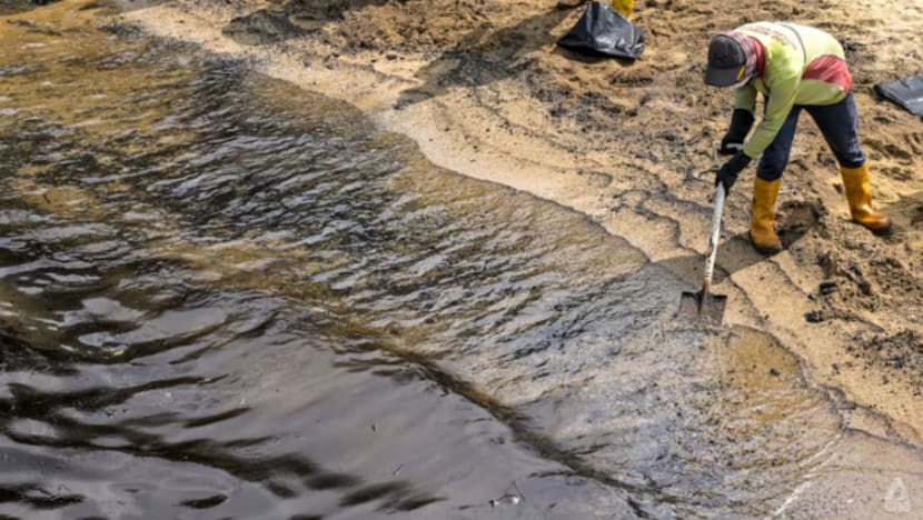Sebahagian besar tumpahan minyak di beberapa pantai, termasuk Taman East Coast dan Siloso sudah dibersihkan