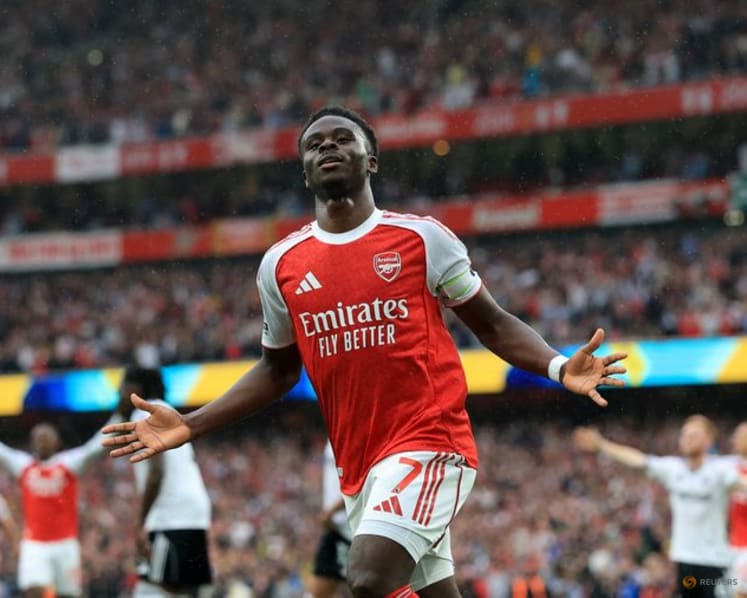 Arsenal breeze past Fulham to open six-point gap over Man City