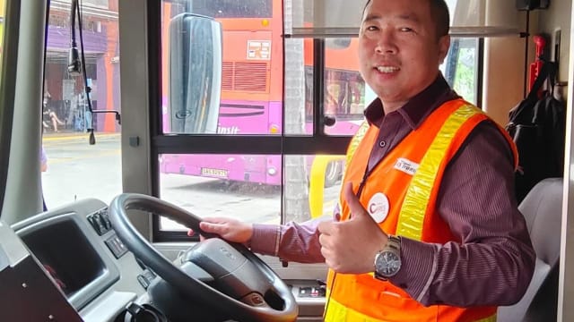 把装有上万元现金背包归还乘客 巴士车长：只是在做对的事
