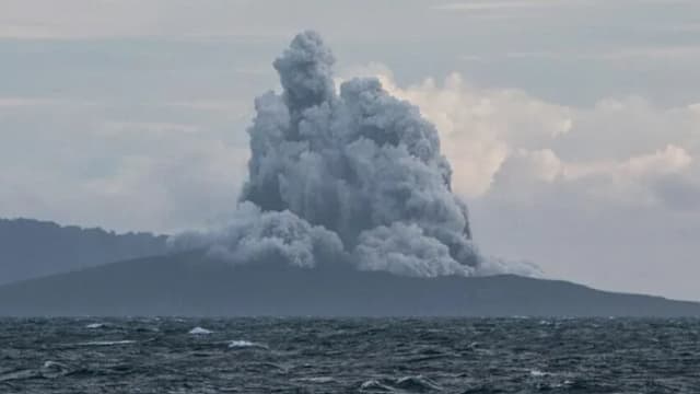 印尼火山灰一度冲上1.5万米高空 暂无海啸风险