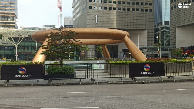 汽车冲入新达城“财富之泉” 现场拉起封锁线 