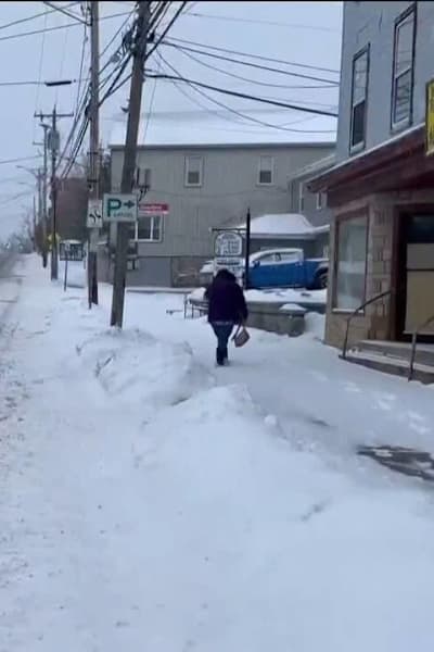 美国感恩节周末遭暴风雪侵袭 上千趟航班取消延误
