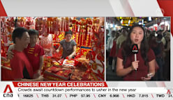 Hundreds flock to Chinatown for final sales, usher in the Year of the Horse