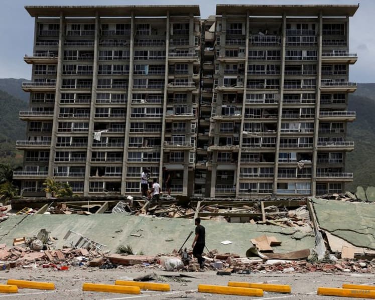 Death toll from Venezuela earthquakes rises to 920 with thousands missing