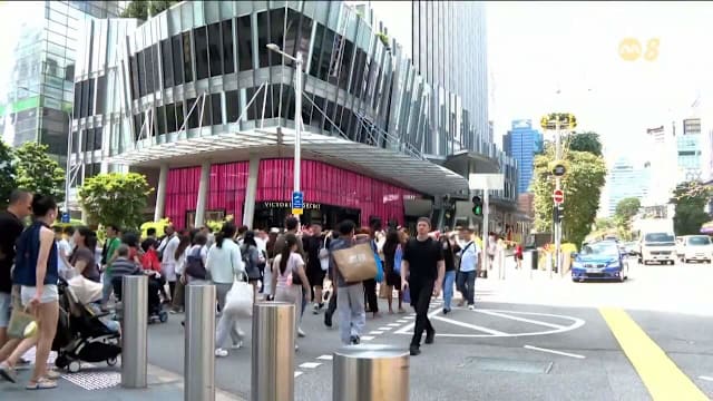 平安夜乌节路人潮涌动 德士司机看准商机到那一带载客