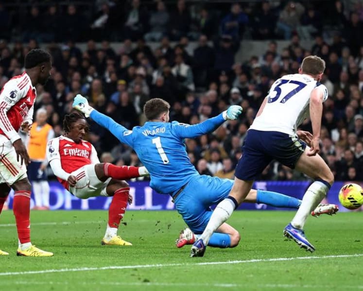 Eze's derby double gets Arsenal title bid back on track