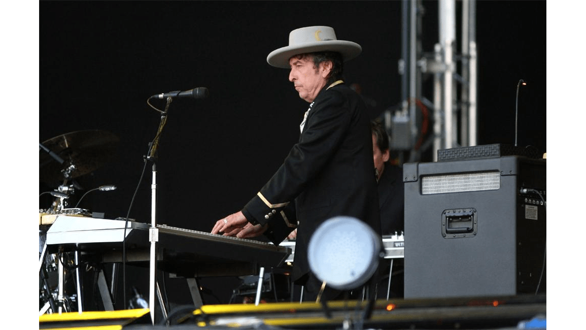 Bob Dylan performs tribute to Tom Petty - 8days