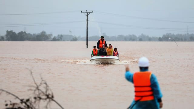 热带风暴韦帕袭越南中部 暴雨洪灾致三死一失踪