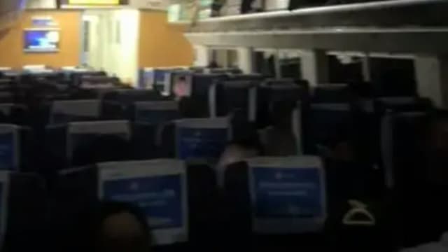 中国列车受困隧道逾两小时  乘客：流汗到像从水里捞出来