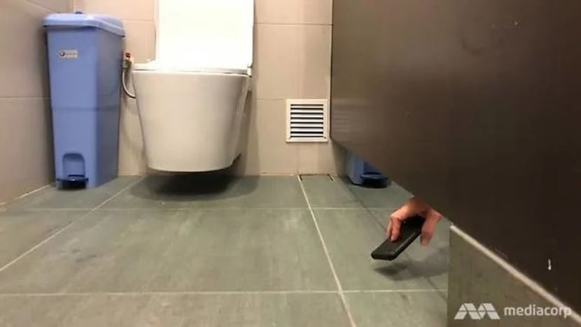 Remaja dikenakan probesen, rakam 101 gambar orang gunakan tandas lelaki Remaja dikenakan probesen, rakam 101 gambar orang gunakan tandas lelaki