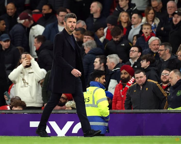 United's Carrick shrugs off Martinez, Maguire bans before Chelsea clash