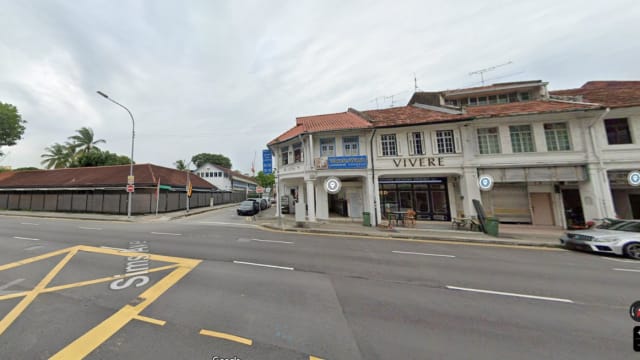 马赛地司机躲避路障弃车逃 警方正在追查司机和乘客