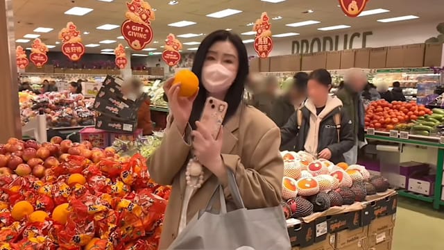 王祖贤加拿大过年，现身超市买年货