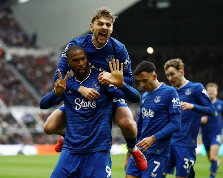 Man City move within two points of leaders Arsenal, Liverpool thrash West Ham