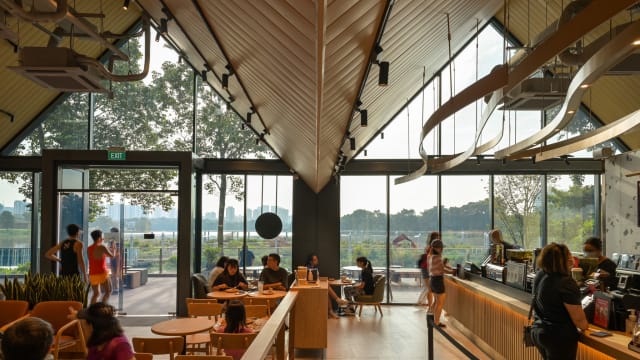 Starbucks落户裕廊湖花园　带上宠物打卡超美湖畔咖啡座！