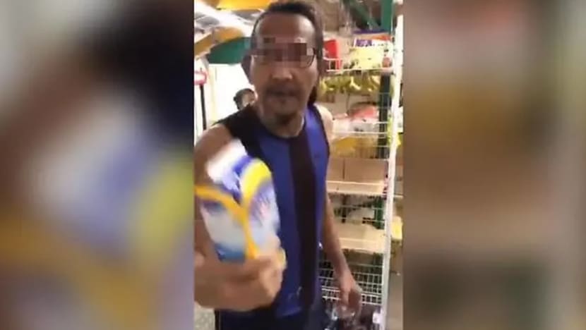 Lelaki tular dalam video minimart didakwa atas kesalahan tidak pakai pelitup, guris perasaan kaum lain Lelaki tular dalam video minimart didakwa atas kesalahan tidak pakai pelitup, guris perasaan kaum lain