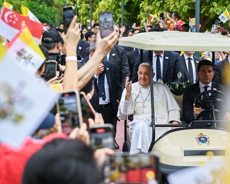 Pope Francis arrives in Singapore for final leg of Asia-Pacific tour