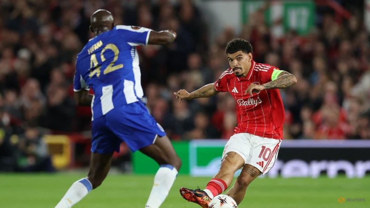 Forest edge 10-man Porto to secure Villa showdown