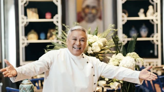 马国名厨万师傅自曝患癌 自嘲会准备”猫王“假发