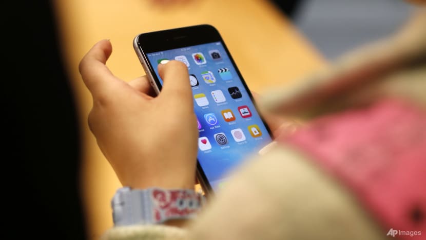 Screen use guidelines in schools: Parents must lead by example, experts say Screen use guidelines in schools: Parents must lead by example, experts say