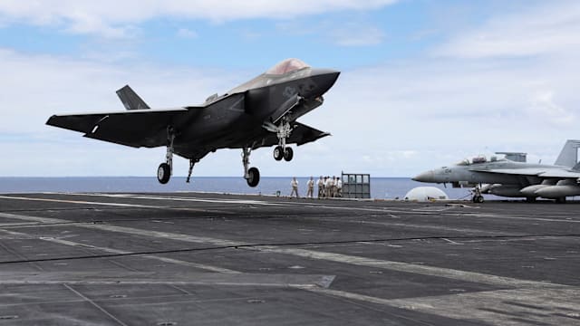 CNN：美F-35战机疑被伊朗火力击中 被迫紧急降落