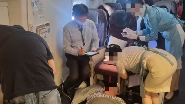 乘客机上心脏骤停 八名医生联手救回