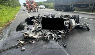 Pasangan SG rentung selepas Ferrari terbabas di Johor