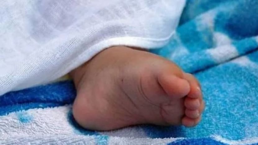 Bayi lelaki ditinggalkan di perhentian bas Bayi lelaki ditinggalkan di perhentian bas